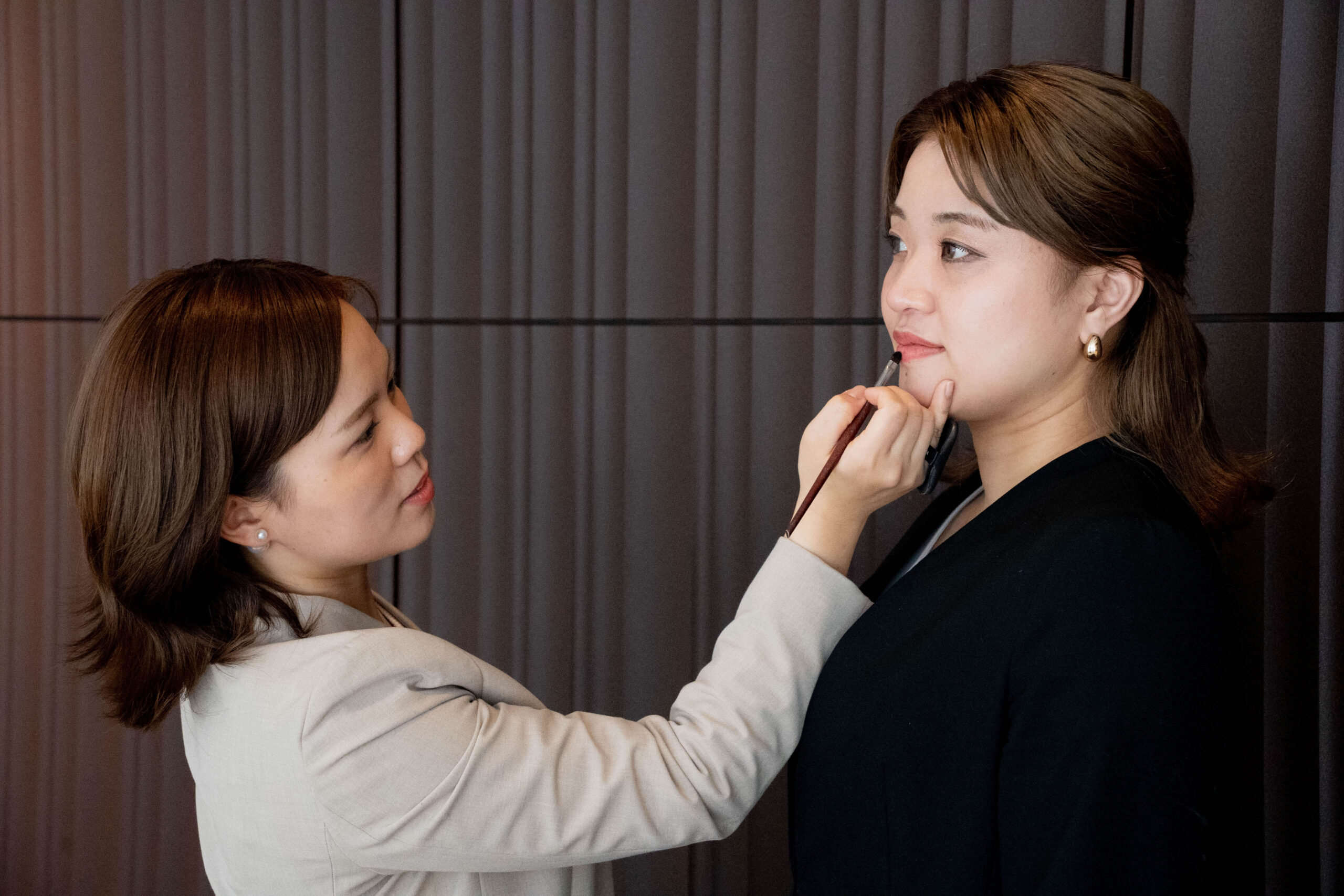 女性経営者のメイク（お直し・リップ調整）