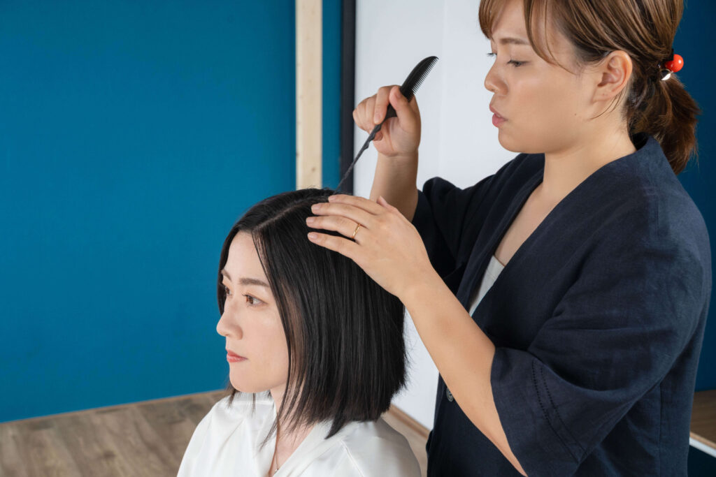 女性のヘアセットをしている様子