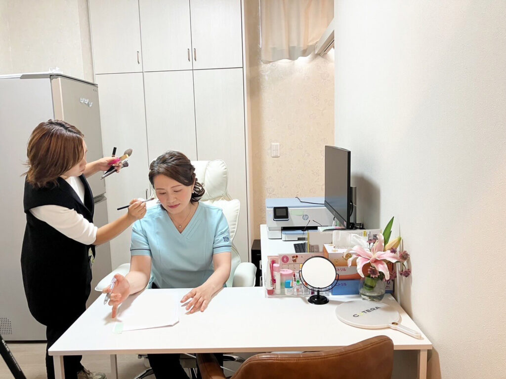 女医さんのテレビ取材シーン、ヘアメイク直し
