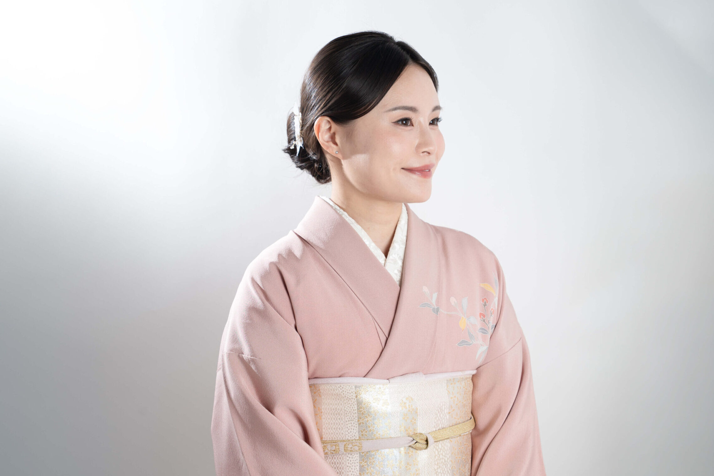 ピンクの着物（訪問着)を来た和髪スタイルの女性のプロフィール写真