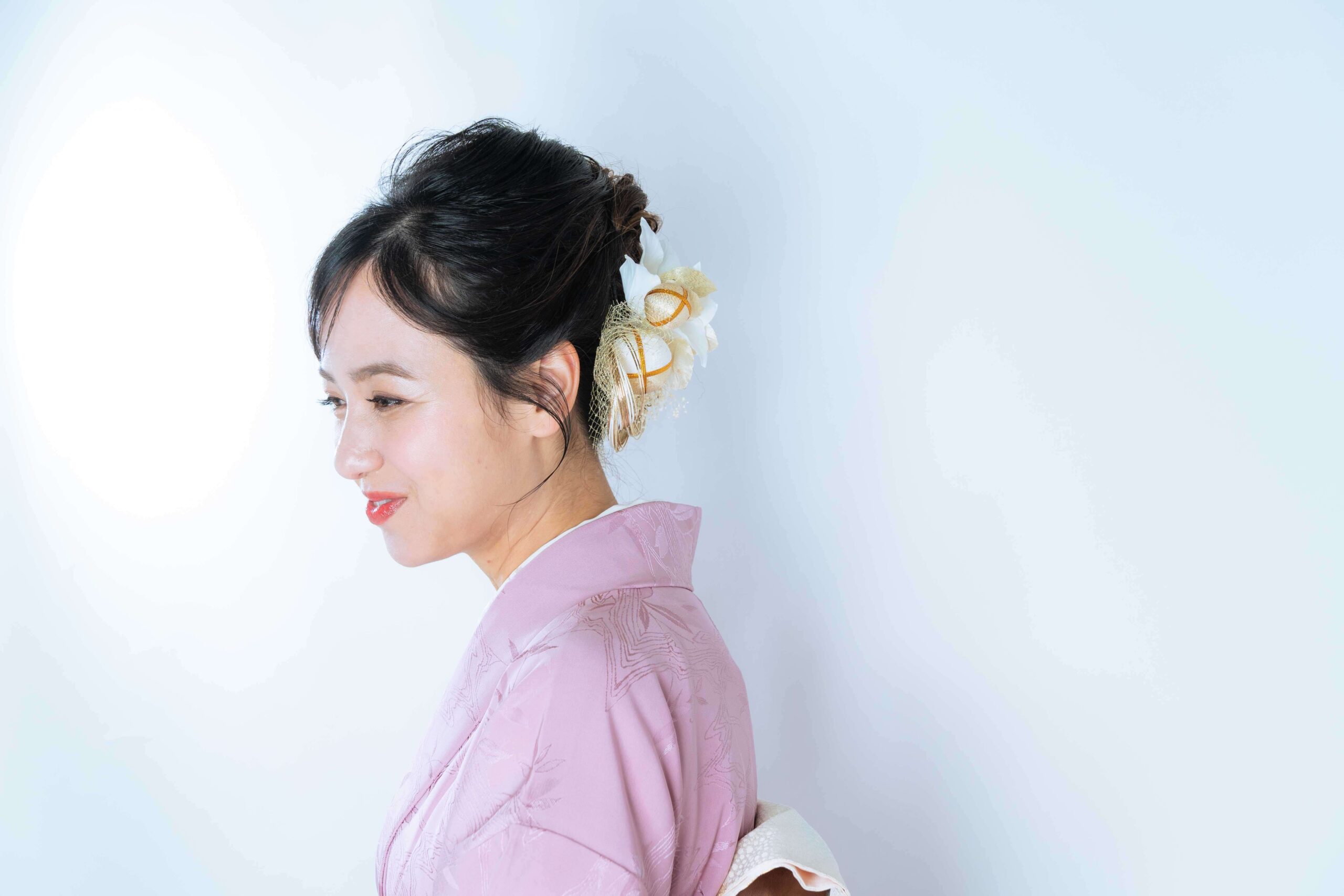 Woman wearing kimono with elegant Japanese updo hairstyle at Biyodo Salon Tokyo