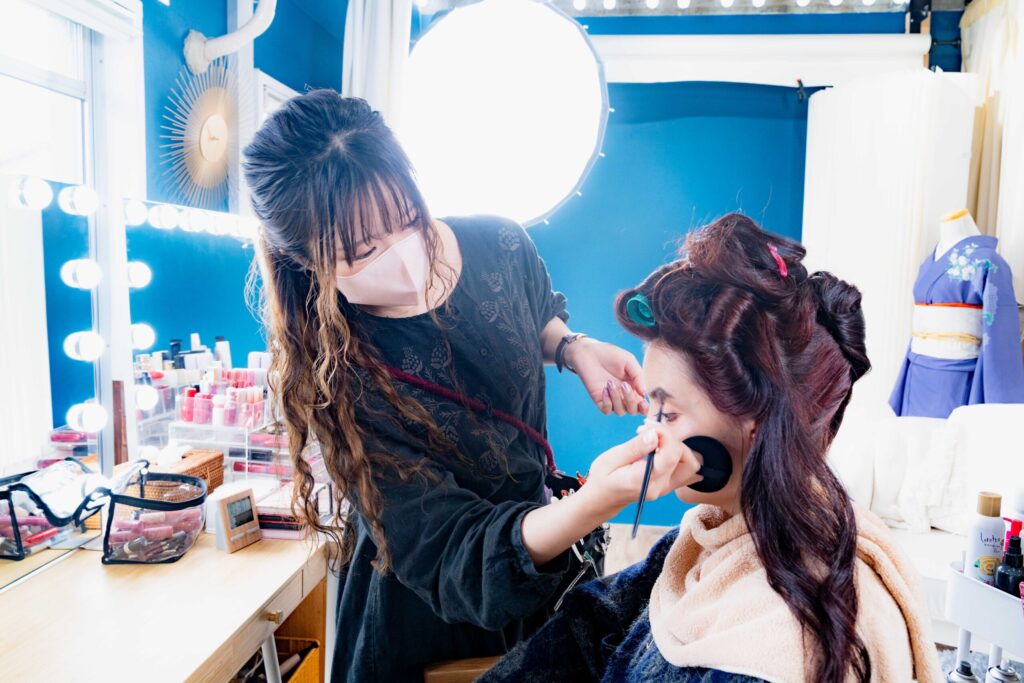 Nana applies bold eye makeup at Biyodo salon in Nishinippori