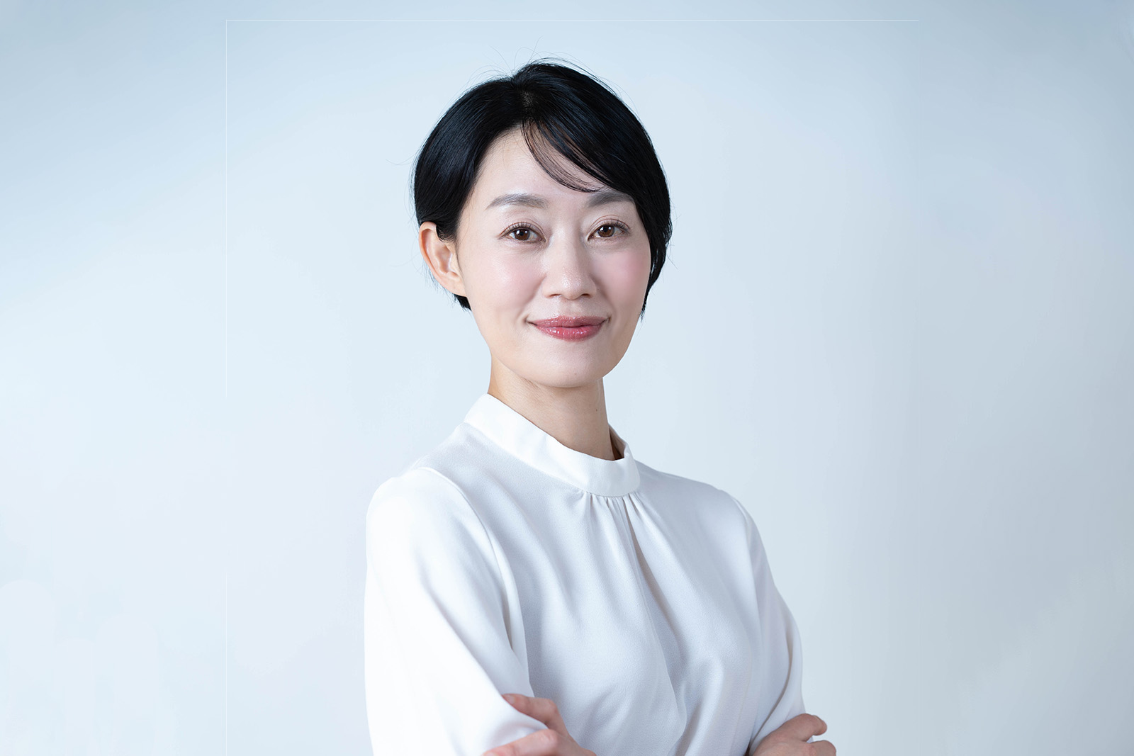 ビジネスプロフィール撮影用ヘアメイク（白いブラウスの女性）