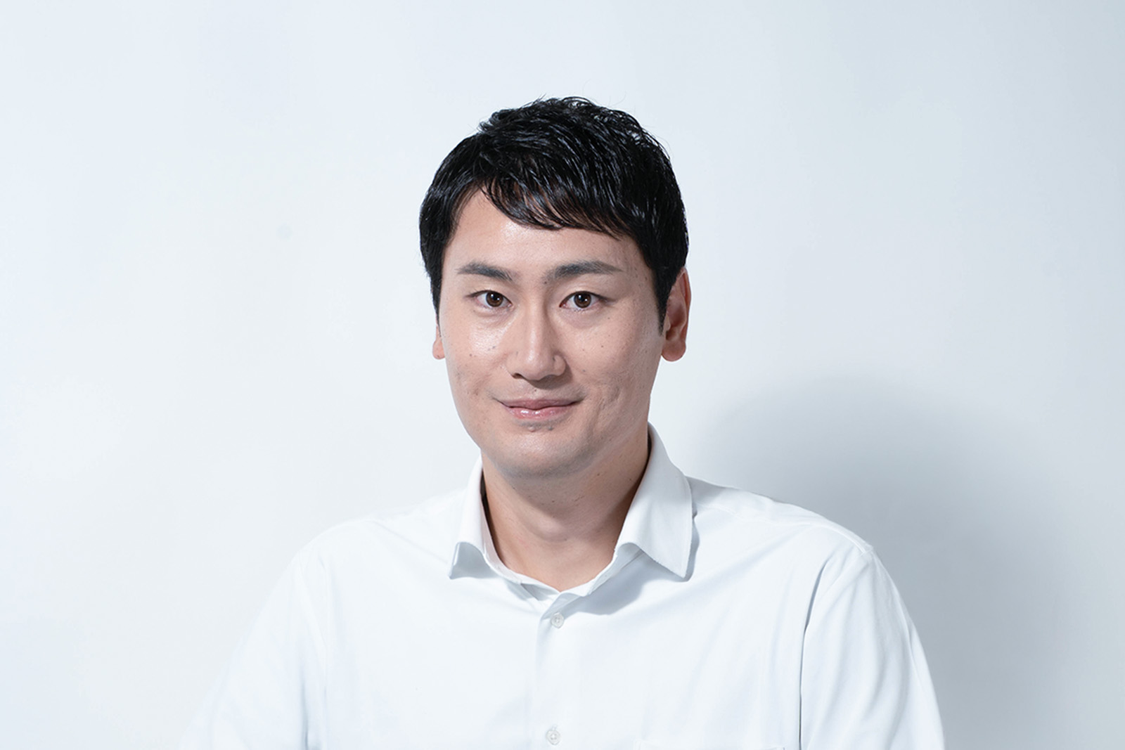 ビジネスプロフィール撮影用ヘアメイク（白いシャツの男性）